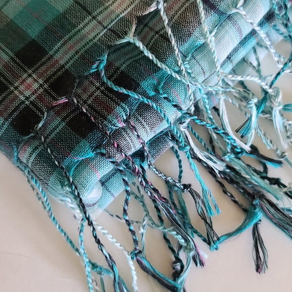 Plaid fringe scarf - Picture 3 of 3